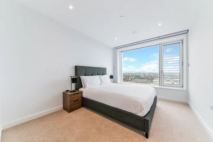 Flat Deacon Street in Greater London