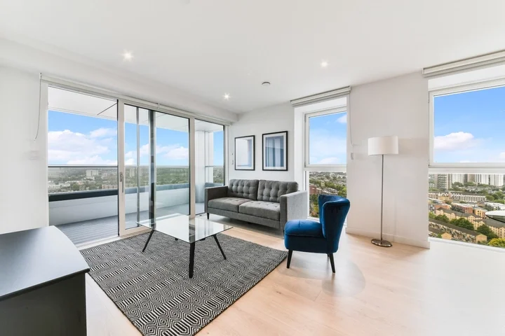 Flat Deacon Street in Greater London