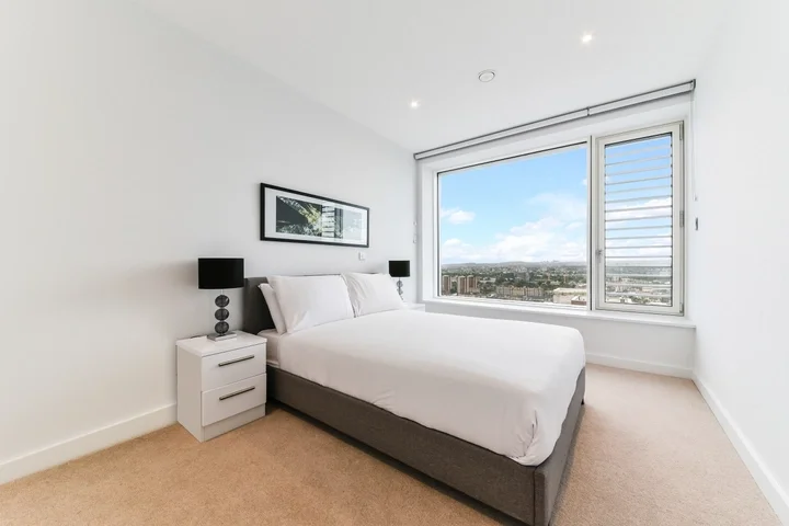 Flat Deacon Street in Greater London