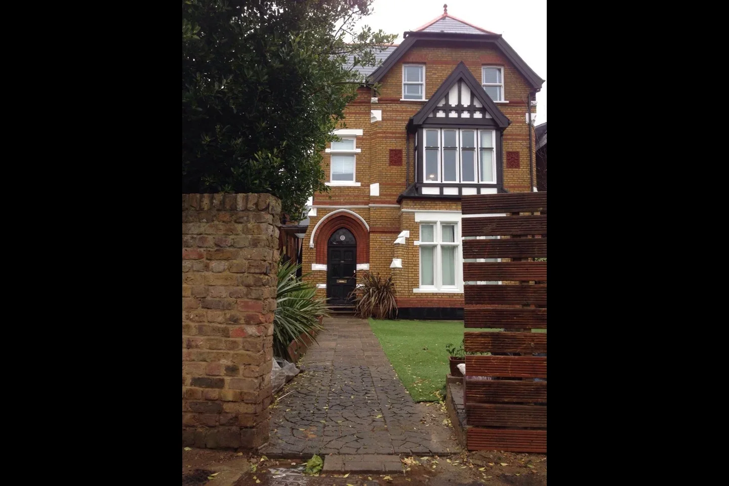 Flat Mount Park Road in Greater London