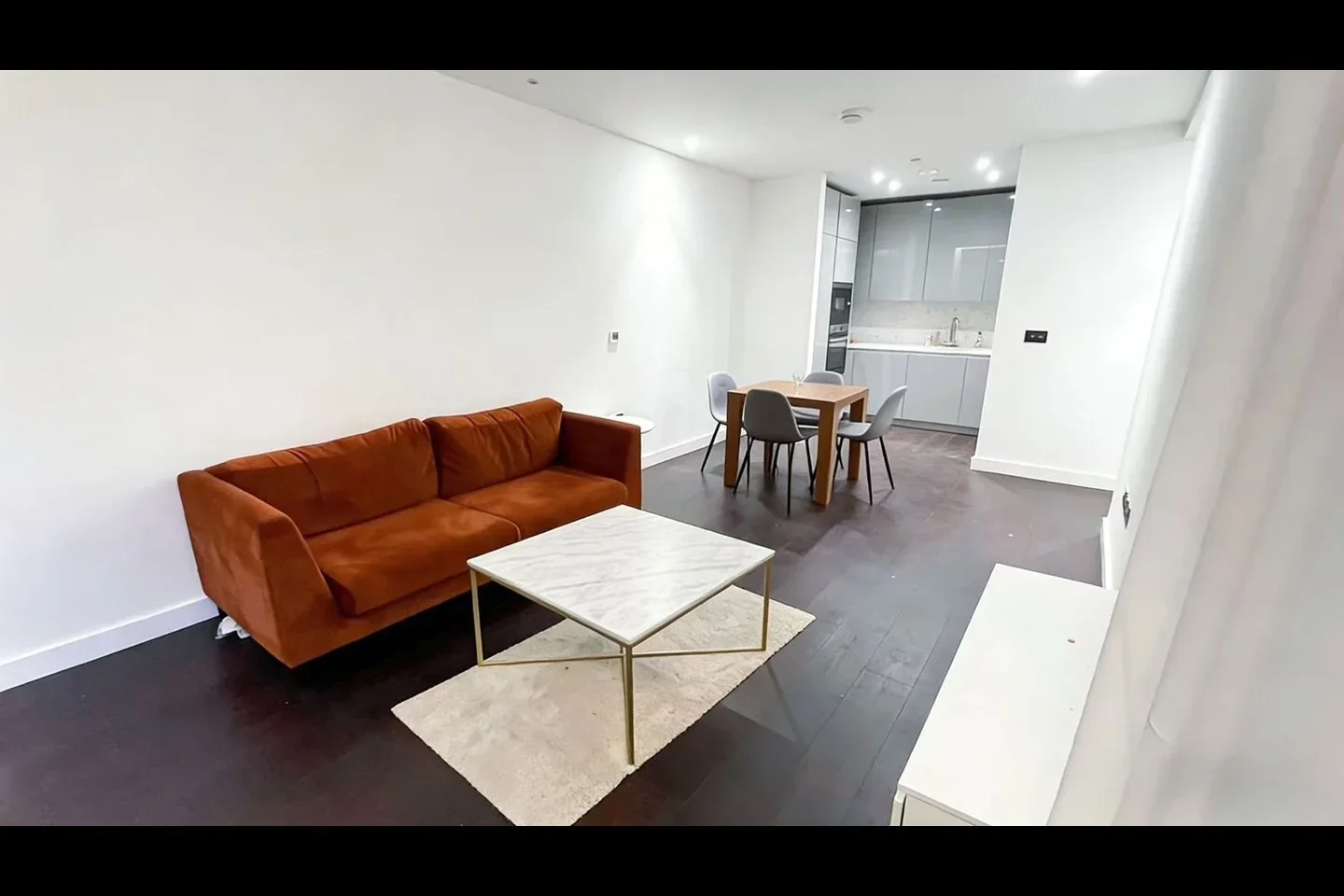 Flat Ponton Road in Greater London