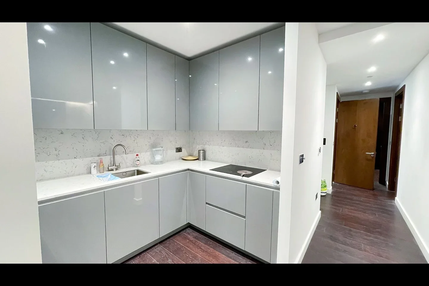 Flat Ponton Road in Greater London