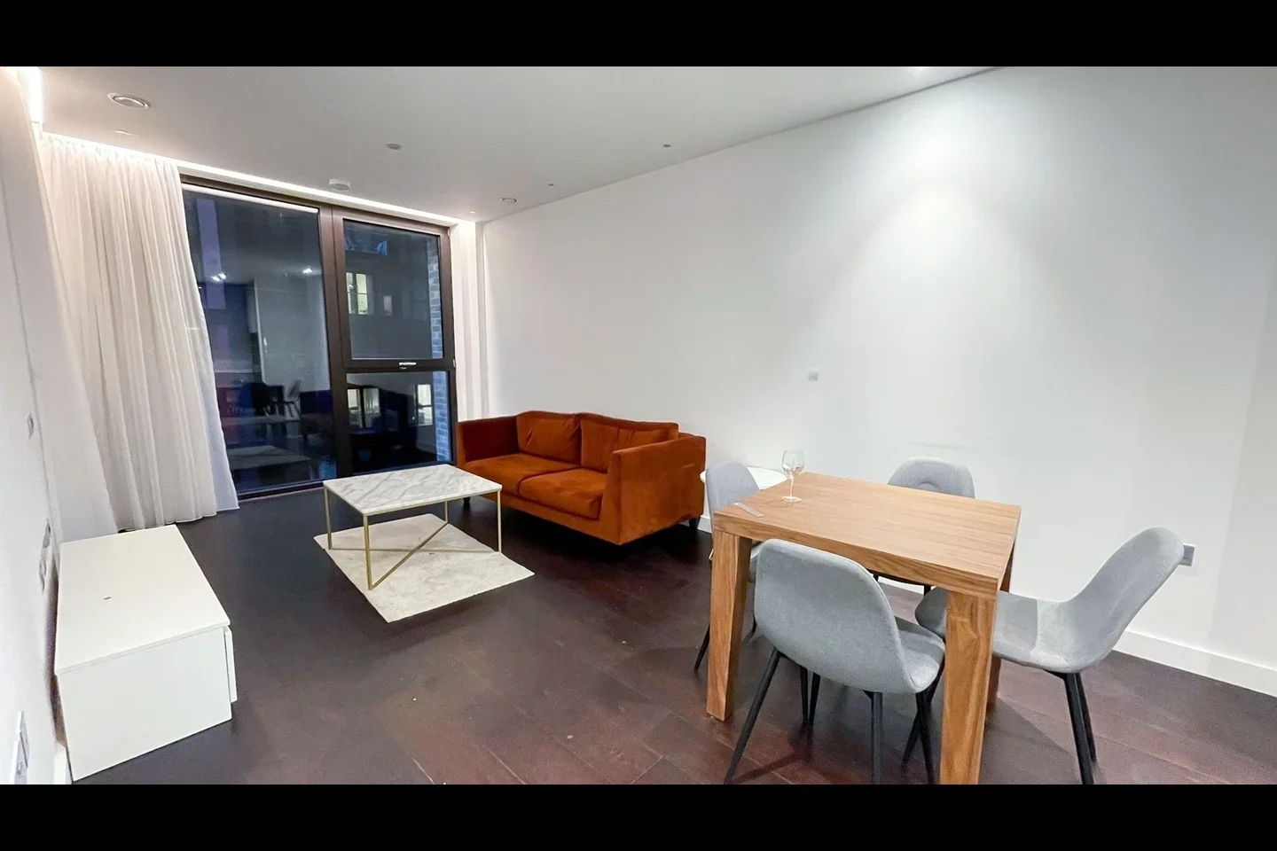 Flat Ponton Road in Greater London