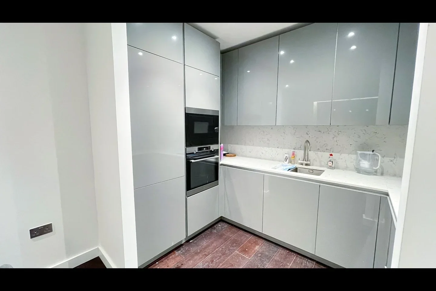 Flat Ponton Road in Greater London
