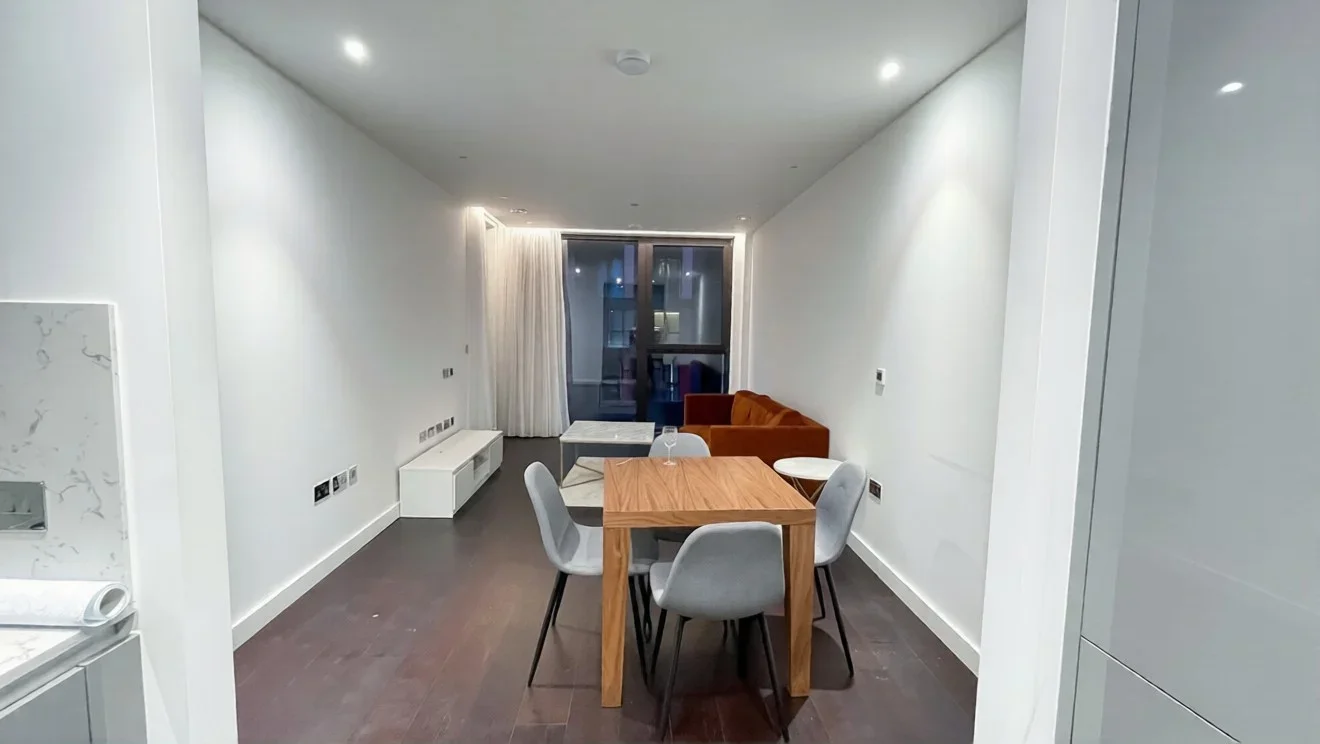 Flat Ponton Road in Greater London