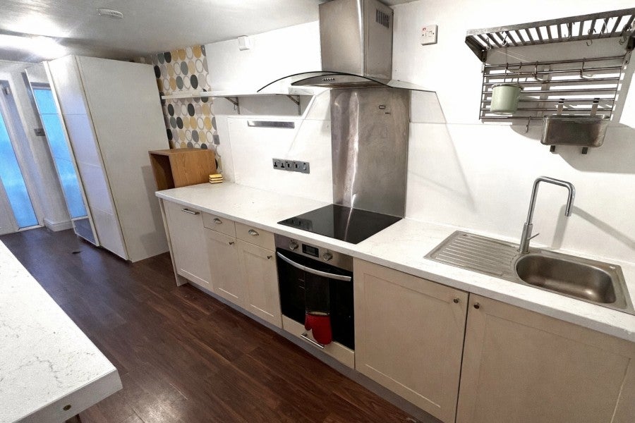 Flat Clandon Road in Guildford