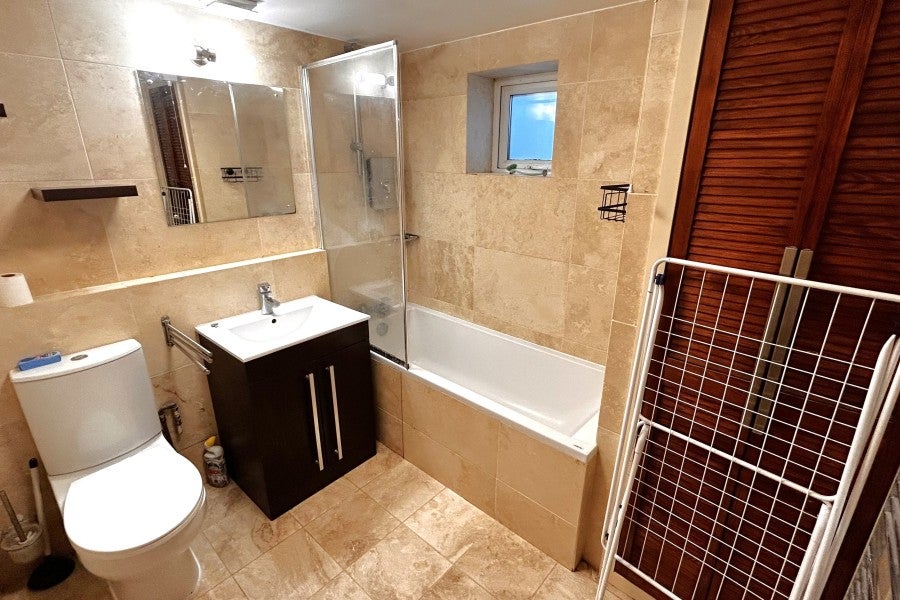 Flat Clandon Road in Guildford