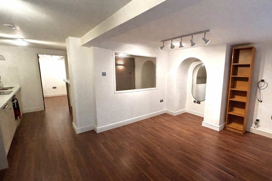 Flat Clandon Road in Guildford