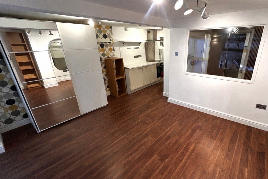 Flat Clandon Road in Guildford