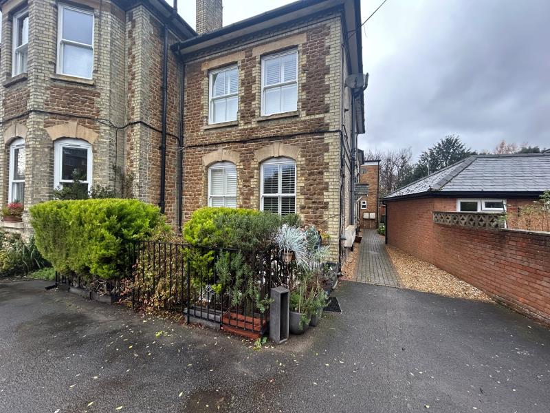 Flat Clandon Road in Guildford