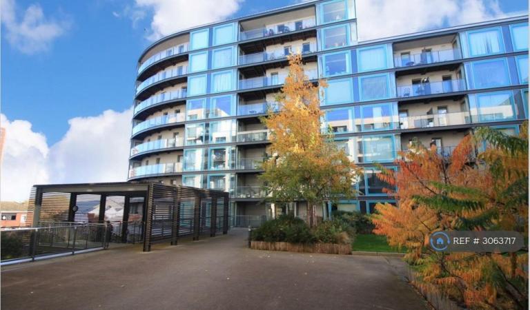 Flat Station Approach in Greater London