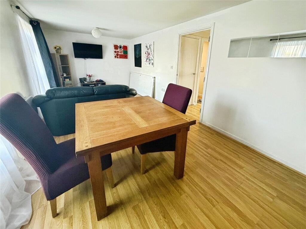 Flat Felixstowe Road in Greater London