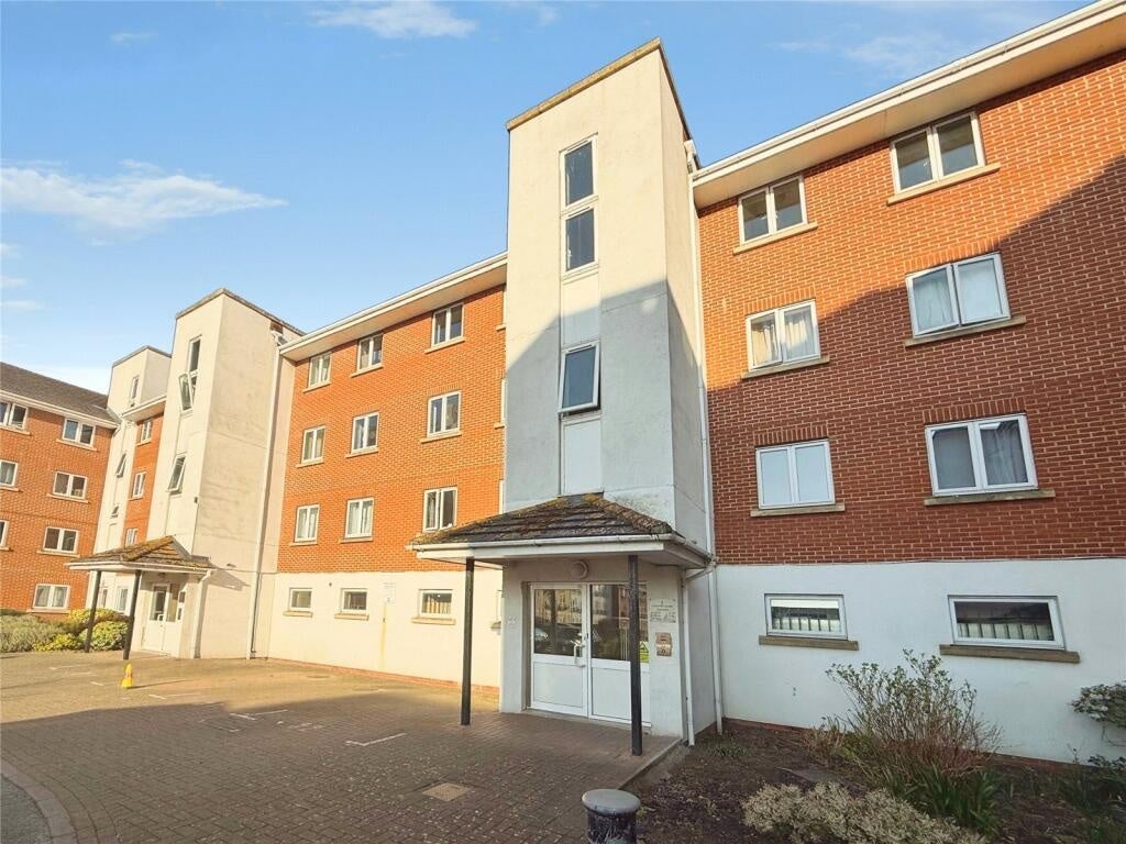 Flat Felixstowe Road in Greater London