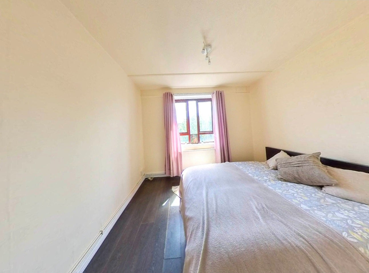 Room Burder Close in Greater London