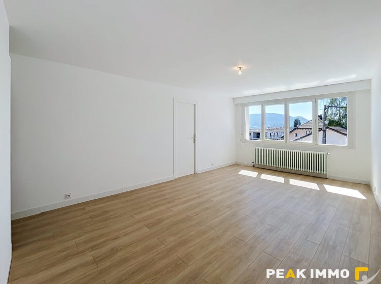 Flat Route des Perosais in Cranves-Sales