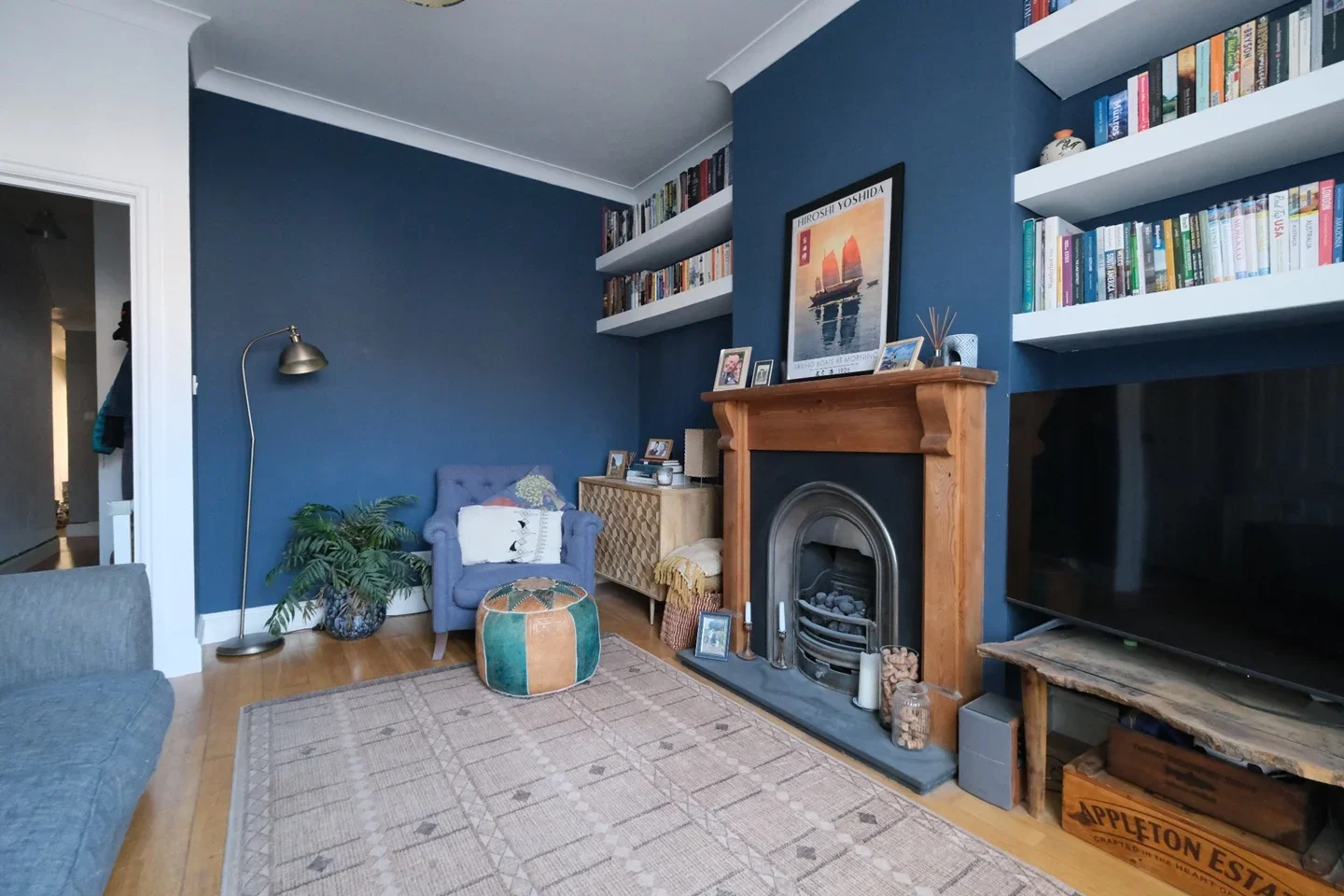 Flat Hainault Road in Greater London