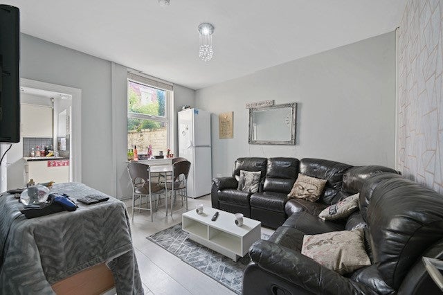 Flat Wellfield Road in Preston