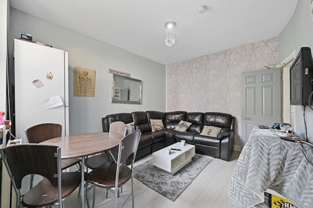 Flat Wellfield Road in Preston