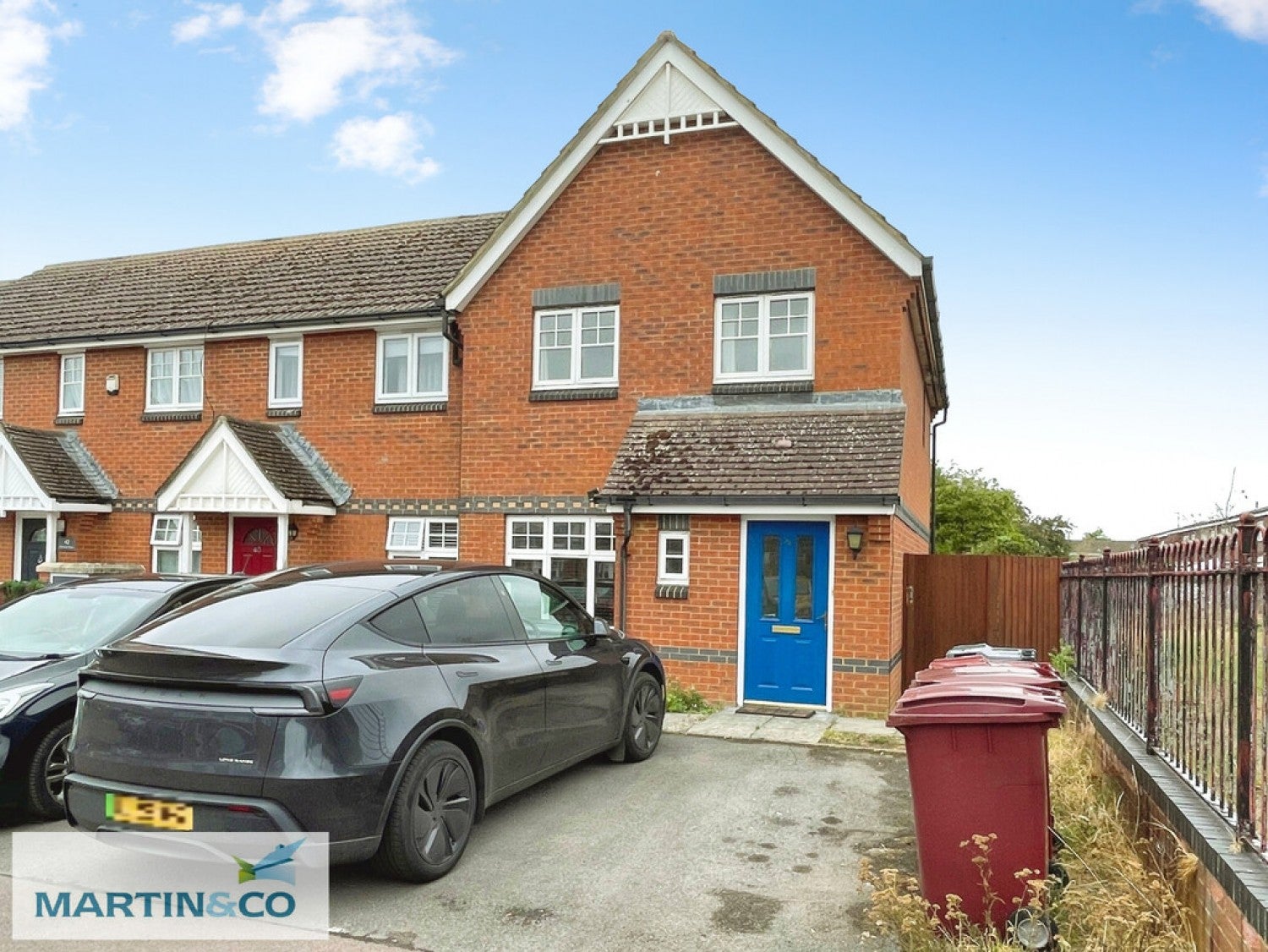 House Clonmel Close in Reading
