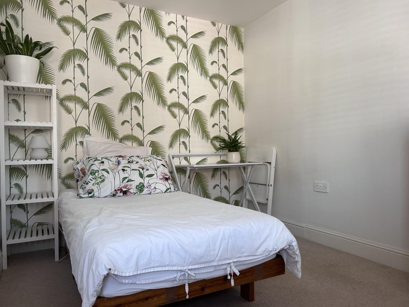 Room Shrubbery Road in Greater London