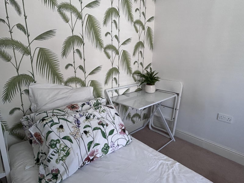Room Shrubbery Road in Greater London