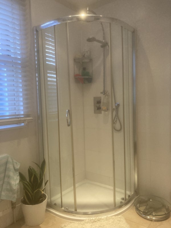 Room Shrubbery Road in Greater London