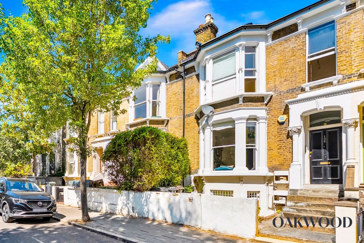 Flat Brooke Road in Greater London