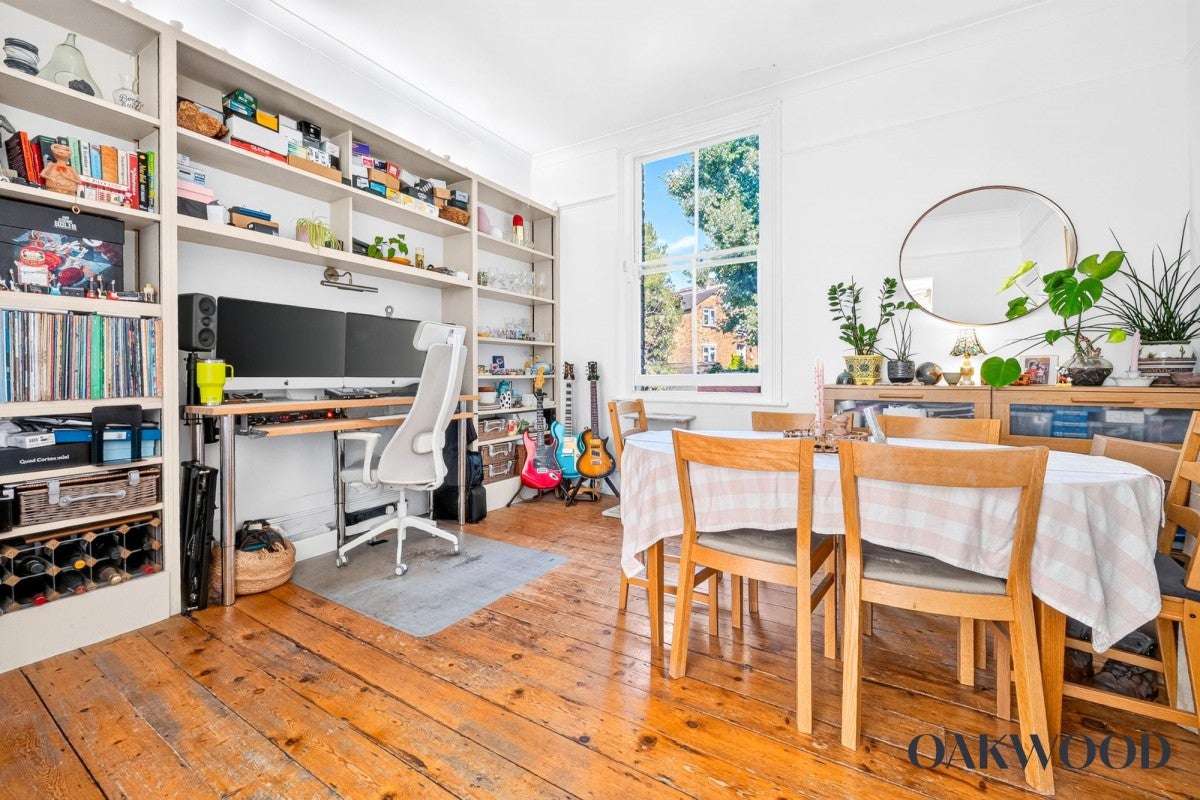 Flat Brooke Road in Greater London