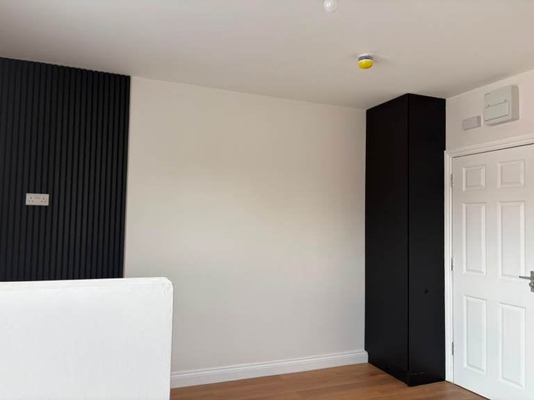 Room Hillside Road in Luton
