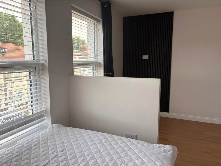 Room Hillside Road in Luton