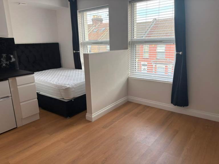 Room Hillside Road in Luton