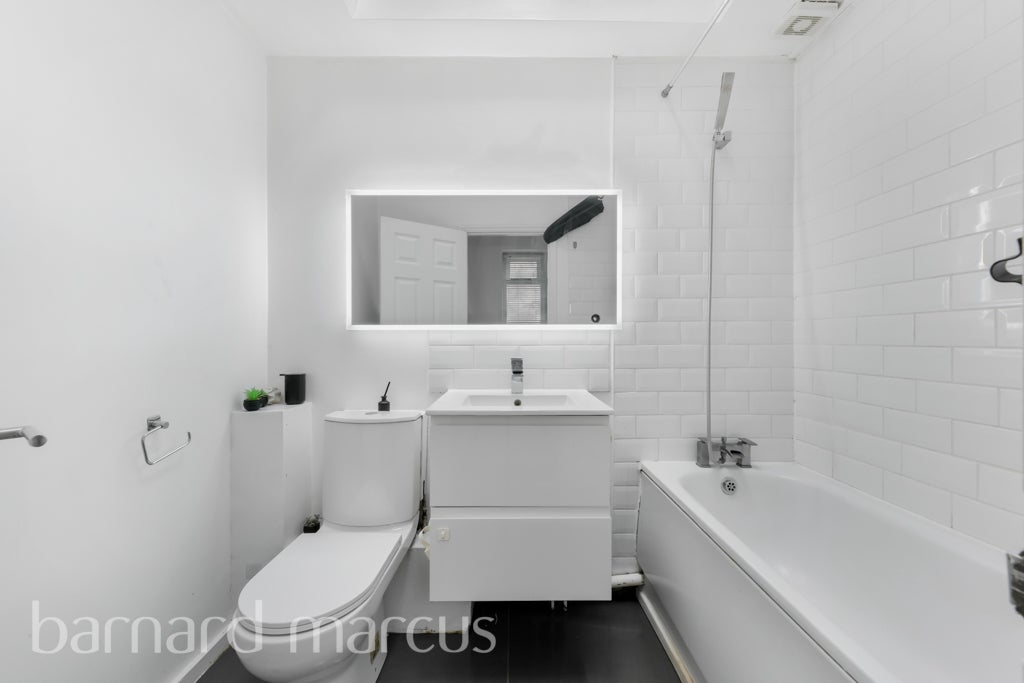 Flat Beaumont Road in London