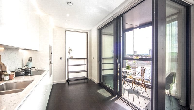 Flat Ponton Road in Greater London