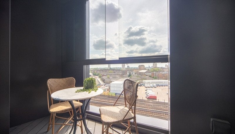 Flat Ponton Road in Greater London
