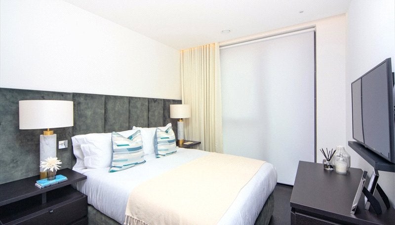 Flat Ponton Road in Greater London