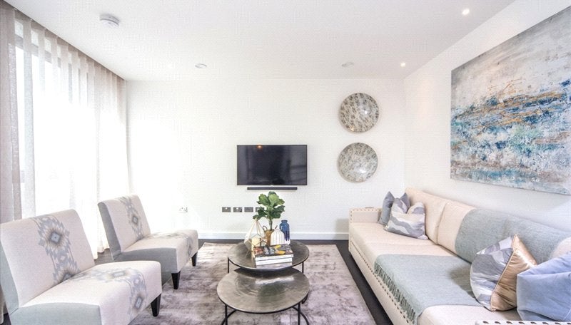 Flat Ponton Road in Greater London