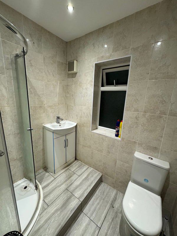 Room Dunkery Road in Greater London