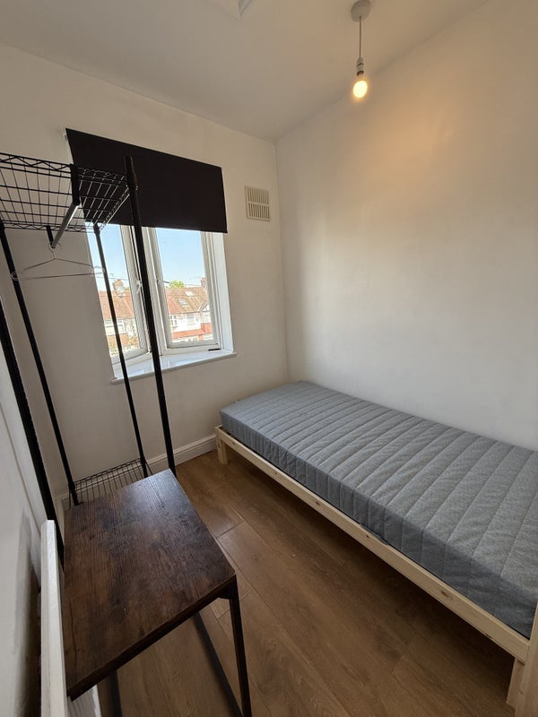 Room Dunkery Road in Greater London