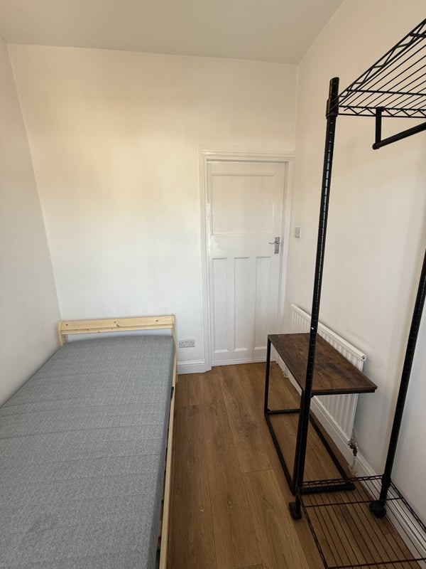 Room Dunkery Road in Greater London