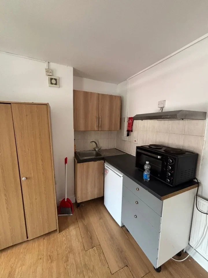 Room High Street in Greater London