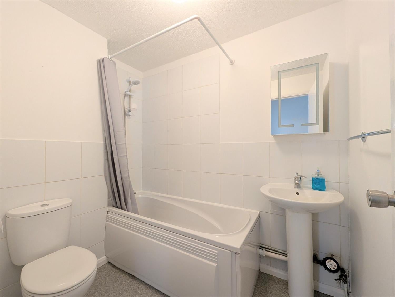 Flat Abbotsbury Court in Horsham