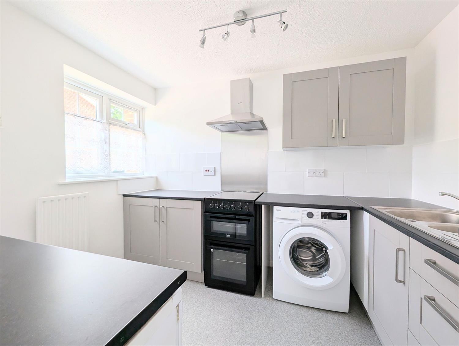 Flat Abbotsbury Court in Horsham