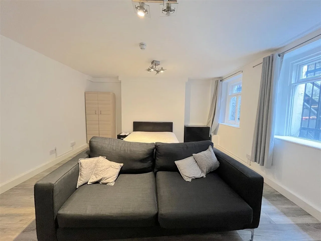 Flat Crowndale Road in Greater London