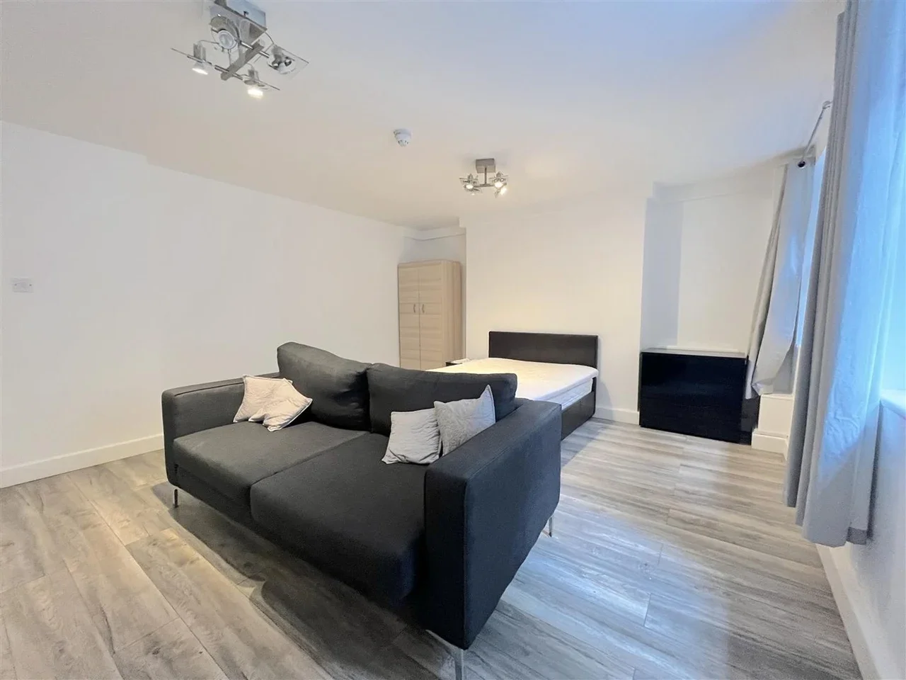 Flat Crowndale Road in Greater London