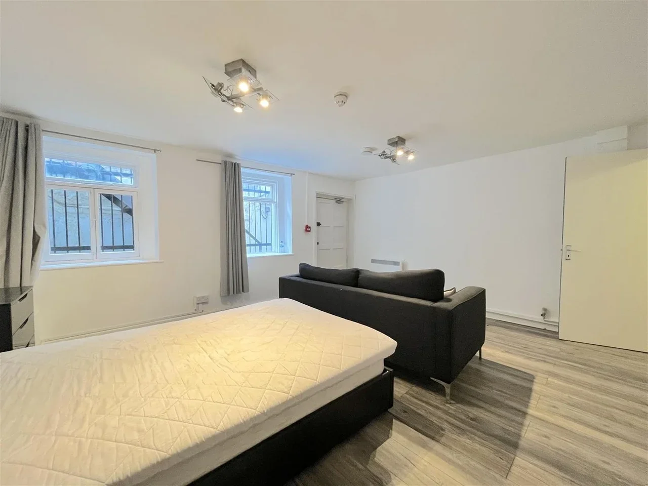 Flat Crowndale Road in Greater London