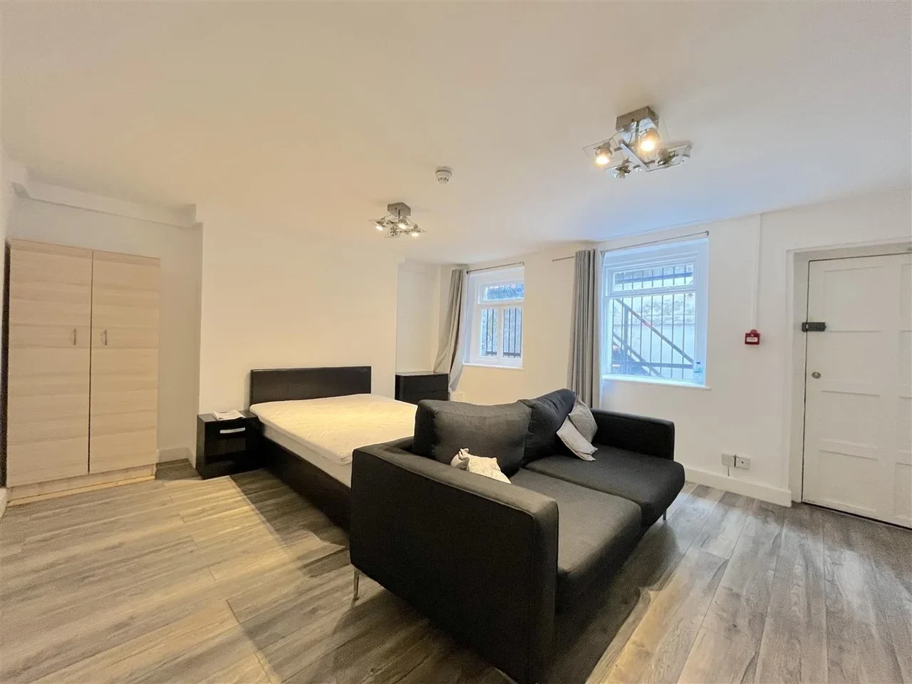Flat Crowndale Road in Greater London