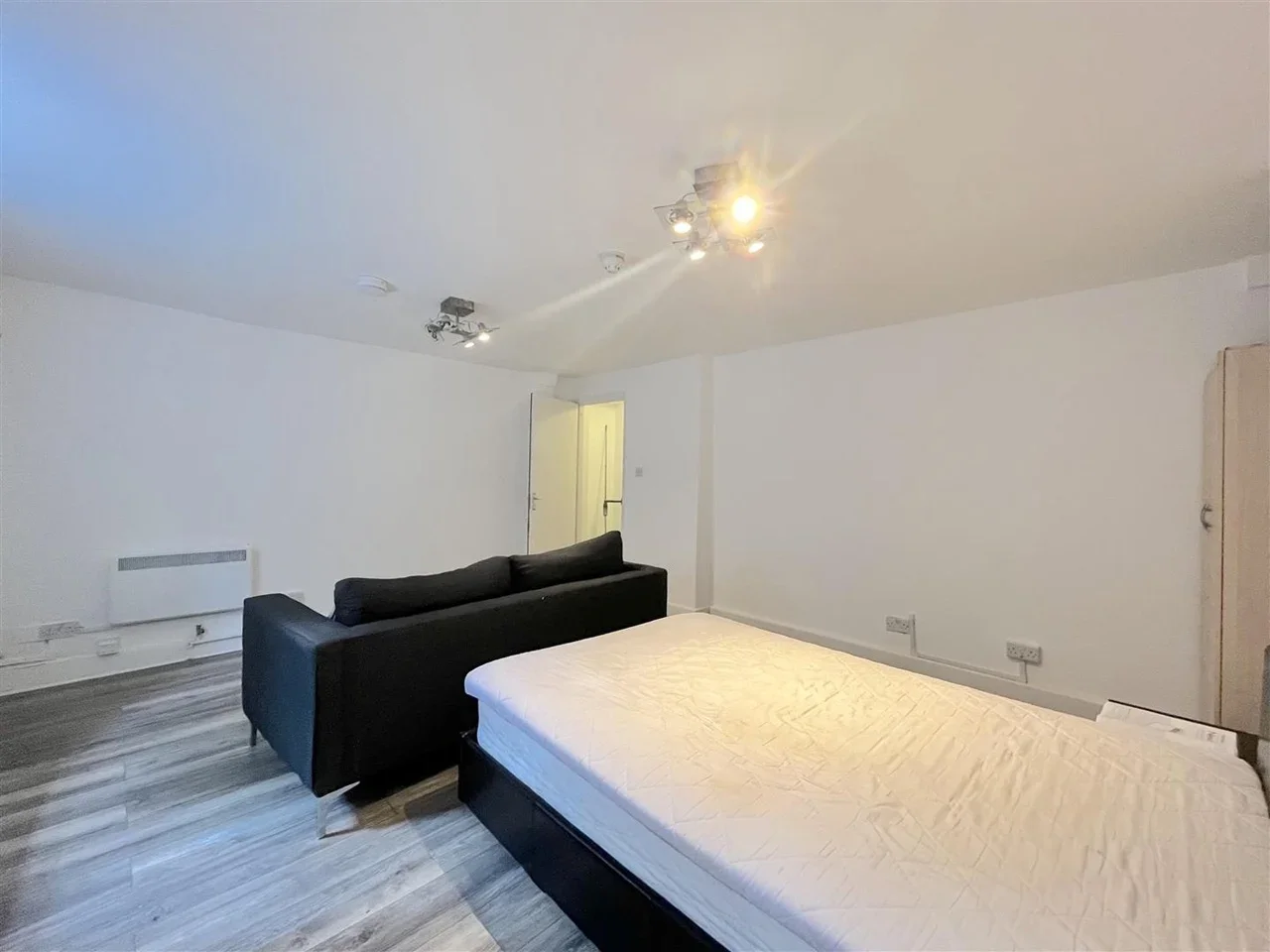 Flat Crowndale Road in Greater London