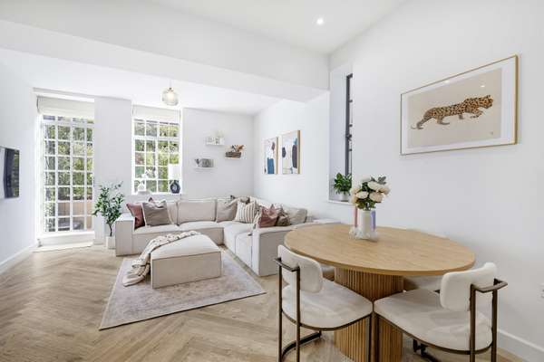 Flat Springfield Drive in Greater London
