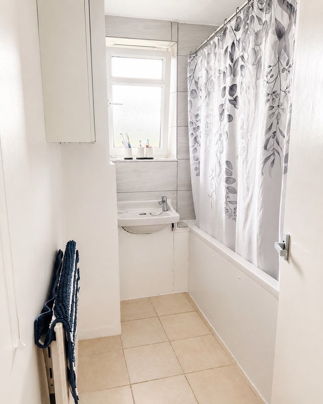 Room Batman Close in Greater London