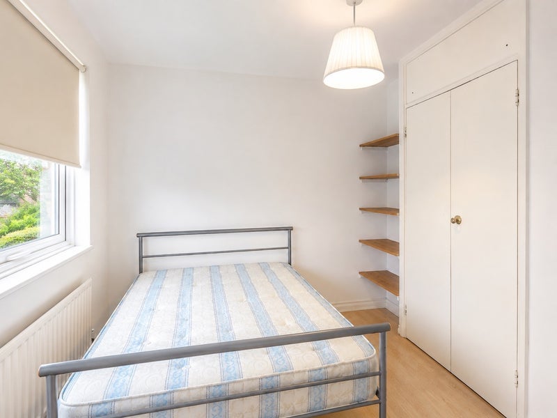 Room Batman Close in Greater London